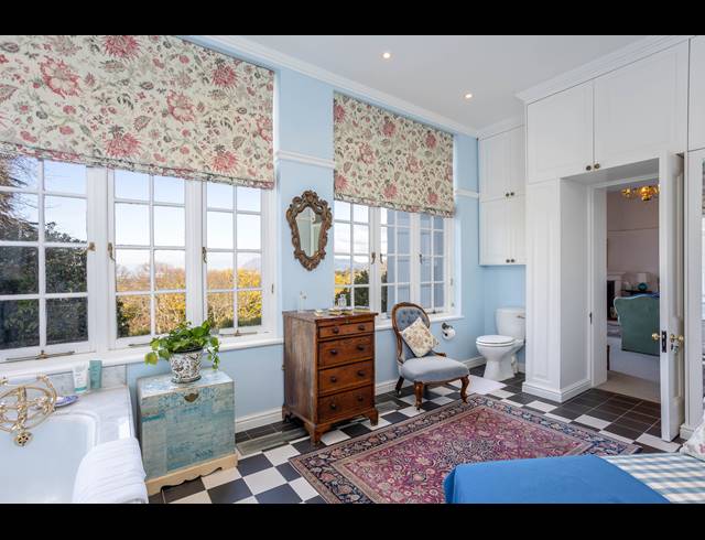 5 BEDROOM FREESTANDING TO LET IN CONSTANTIA